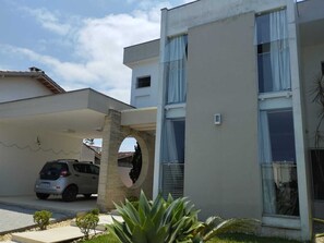 Exterior - House for vacation rental in Balneário Picarras SC (Balneário Piçarras)