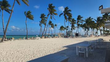 Espreguiçadeiras, toalhas de praia