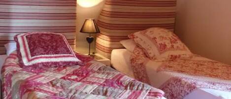 3 chambres, bureau, fer et planche à repasser, lit parapluie