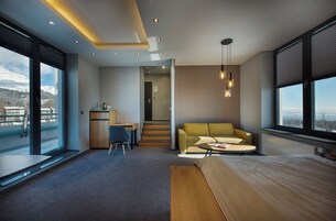 Panoramic Room | In-room safe, desk, laptop workspace, blackout drapes