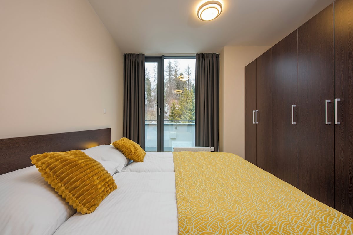 Apartment, Balcony | Living area | 32-inch Smart TV with cable channels, streaming services