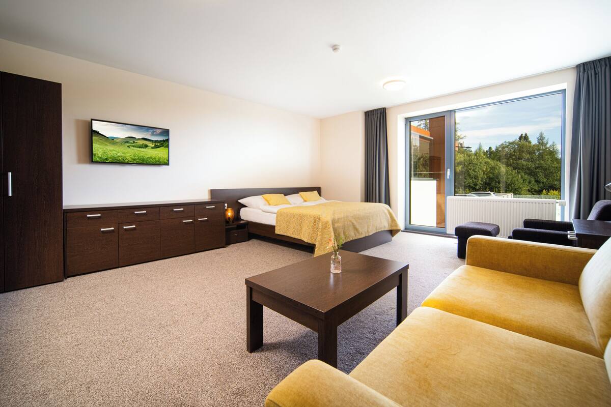 Double or Twin Room, Valley View | Hypo-allergenic bedding available, minibar (free items), in-room safe