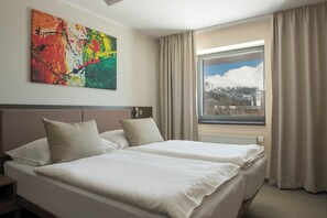 غرفة ديلوكس | خزنة داخل الغرفة ومكتب ومساحة عمل للكمبيوتر المحمول وستائر تعتيم