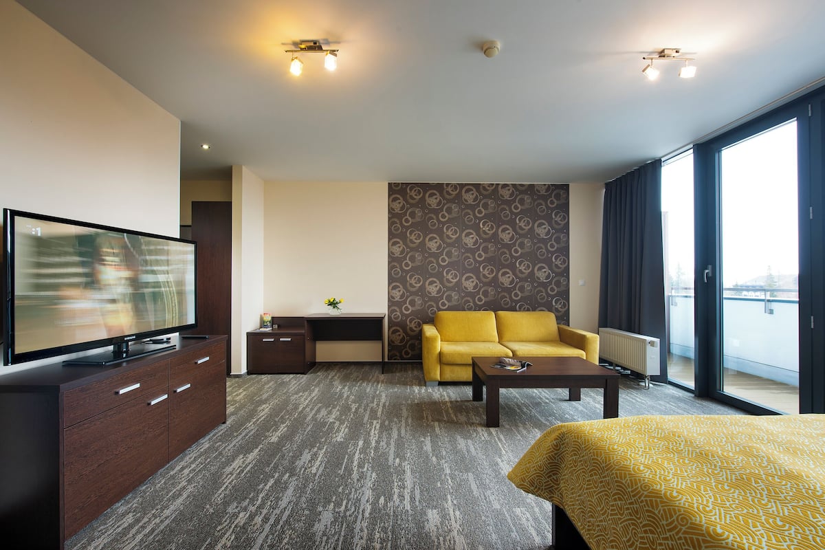 Standard Double or Twin Room | 1 bedroom, in-room safe, desk, laptop workspace