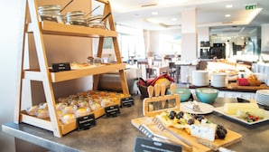Un buffet proposant une variété de plats et d’ustensiles.