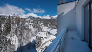Un paysage montagneux enneigé, avec des bâtiments et des arbres.