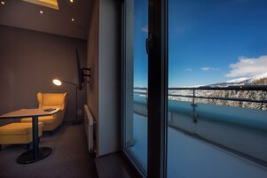 Panoramic Room | In-room safe, desk, laptop workspace, blackout drapes