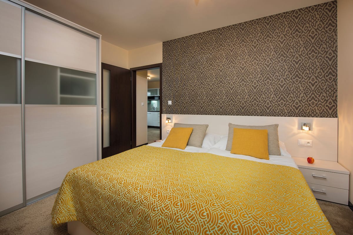 Panoramic Apartment, Mountain View | Hypo-allergenic bedding available, minibar (free items), in-room safe