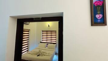 Basic Double Room | Soundproofing, free WiFi