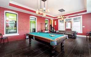 Game room - Highlands 8 Bedroom 3B Bath w/13 Beds Sleep 18! + Fire Pit Pool Table (Louisville)