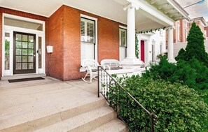 Exterior detail - Highlands 8 Bedroom 3B Bath w/13 Beds Sleep 18! + Fire Pit Pool Table (Louisville)