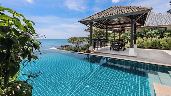 Outdoor pool, pool umbrellas, sun loungers - Villa Finu at Samui (Koh Samui)