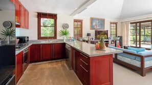 Full-size fridge, microwave, oven, stovetop - Villa Finu at Samui (Koh Samui)