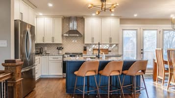 Een koelkast, een magnetron, een oven, een kookplaat