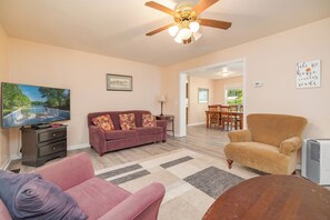 Smart-TV, bordtennis, bøker og stereoanlegg