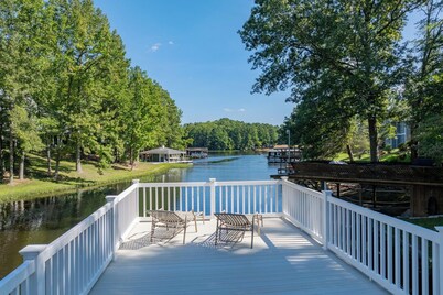 New! Lakefront, Great Location, Pet Friendly
