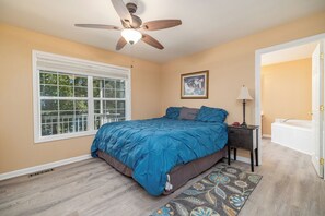 3 soverom, skrivebord, strykejern/-brett og reiseseng for barn