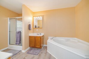 Shower, hair dryer, bidet, towels - New! Lakefront, Great Location, Pet Friendly (Henrico)