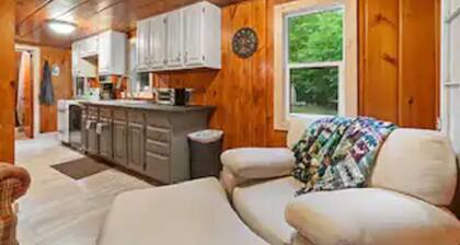 Cozy Cabin -1 Min to Lake, BBQ, Firepit & Fast Wi-Fi