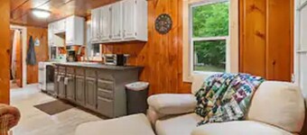 Cozy Cabin -1 Min to Lake, BBQ, Firepit & Fast Wi-Fi