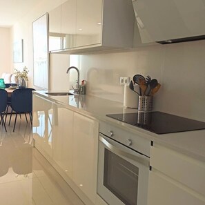 Fridge, microwave, oven, stovetop - Casa del Sol, la Paloma beach apartment with pool (Manilva)