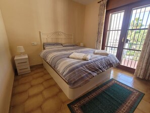 2 habitaciones, tabla de planchar con plancha y wifi gratis 
