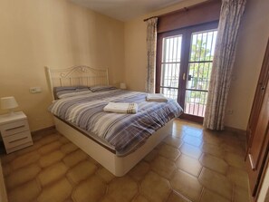 2 makuuhuonetta, silitysrauta/-lauta, ilmainen Wi-Fi, vuodevaatteet