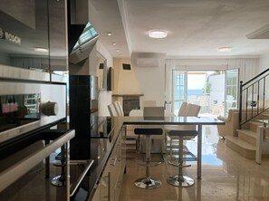 Réfrigérateur, micro-ondes, four, lave-vaisselle