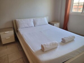 Silitysrauta/-lauta, Wi-Fi, vuodevaatteet