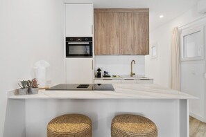 Réfrigérateur, four à micro-ondes, surface de cuisson, lave-vaisselle
