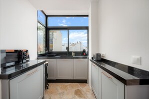 Micro-ondes, plaque de cuisson, lave-vaisselle, cafetière/bouilloire