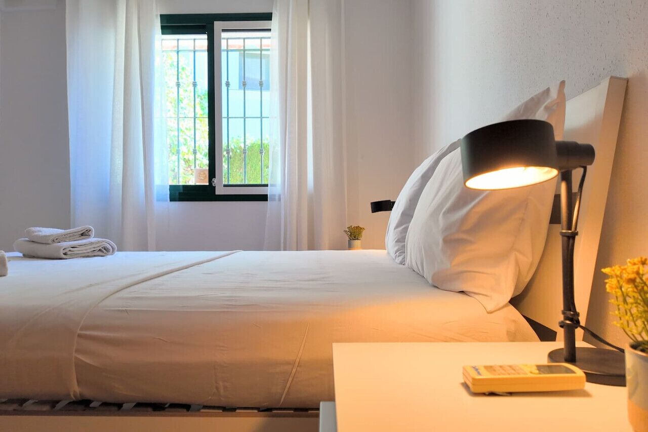 4 bedrooms, iron/ironing board, WiFi, bed sheets