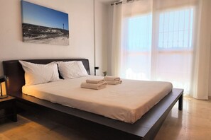 4 bedrooms, iron/ironing board, WiFi, bed sheets