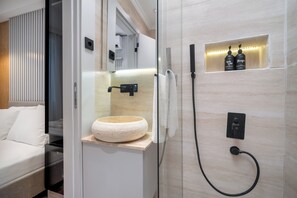 Quarto casal econômico | Banheiro | Chuveiro, produtos de toalete grátis, secador de cabelo, chinelos