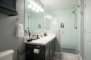 Douche, sèche-cheveux, serviettes fournies, savon