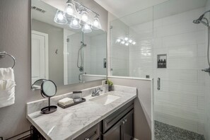 Douche, sèche-cheveux, serviettes fournies, savon