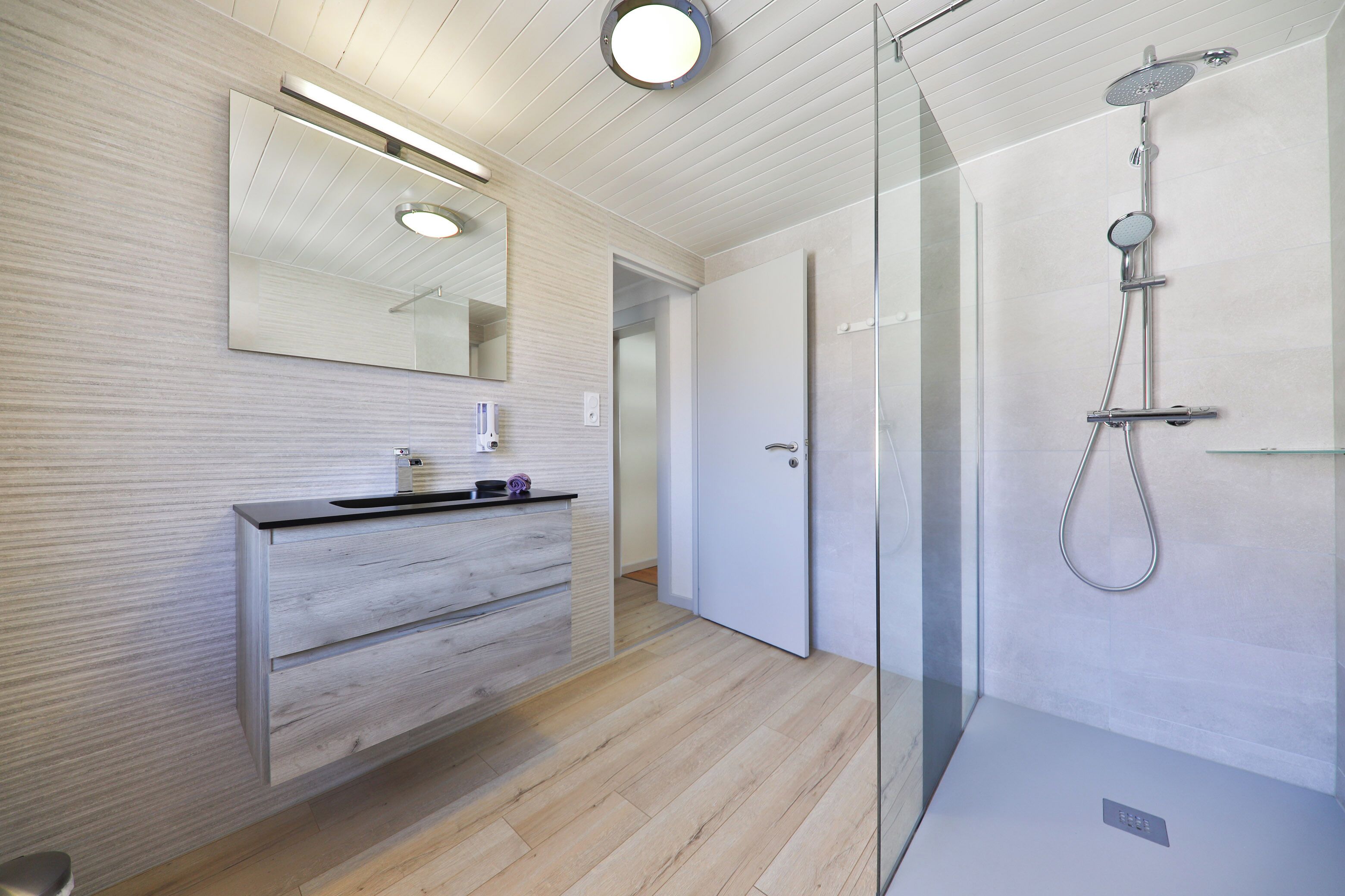 Douche, séchoir à cheveux, serviettes fournies