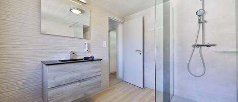 Douche, séchoir à cheveux, serviettes fournies