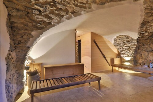 Luxurious 500 m² villa with vaulted cellar, sauna, spa, large outdoor spaces