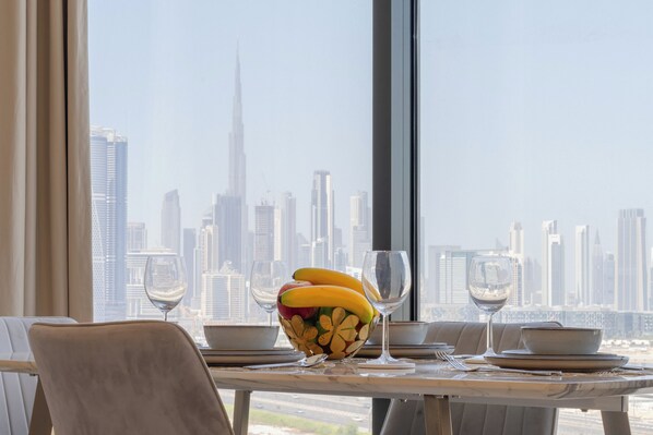 Deluxe-Apartment, Balkon, Stadtblick | Esszimmer