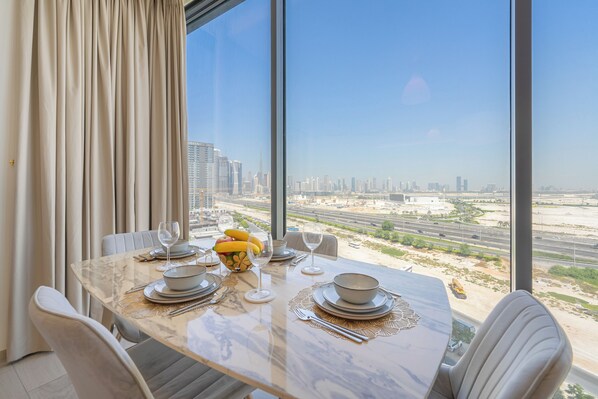 Appartement Deluxe, balcon, vue sur la ville | Salle à manger
