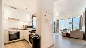 Deluxe Apartment, Balcony, City View | Dapur peribadi | Peti sejuk, ketuhar gelombang mikro, ketuhar, dapur 
