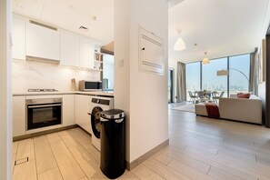 Deluxe-lejlighed - balkon - byudsigt | Privat køkken | Køleskab, mikrobølgeovn, ovn, kogeplade