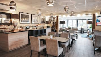 Frukostbuffé på vardagar (EUR 16 per person)