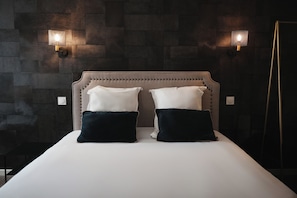 Escritorio, espacio para trabajar con laptop y wifi gratis 