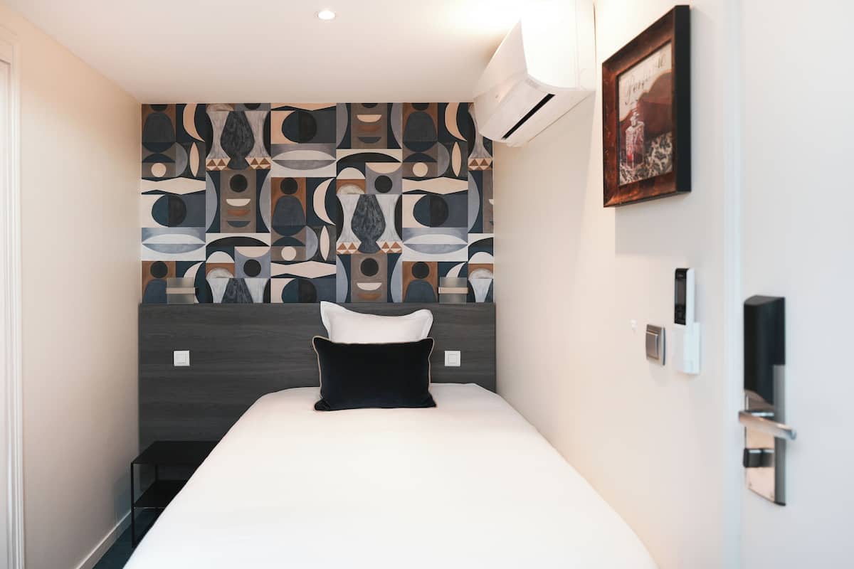 Desk, laptop workspace, free WiFi