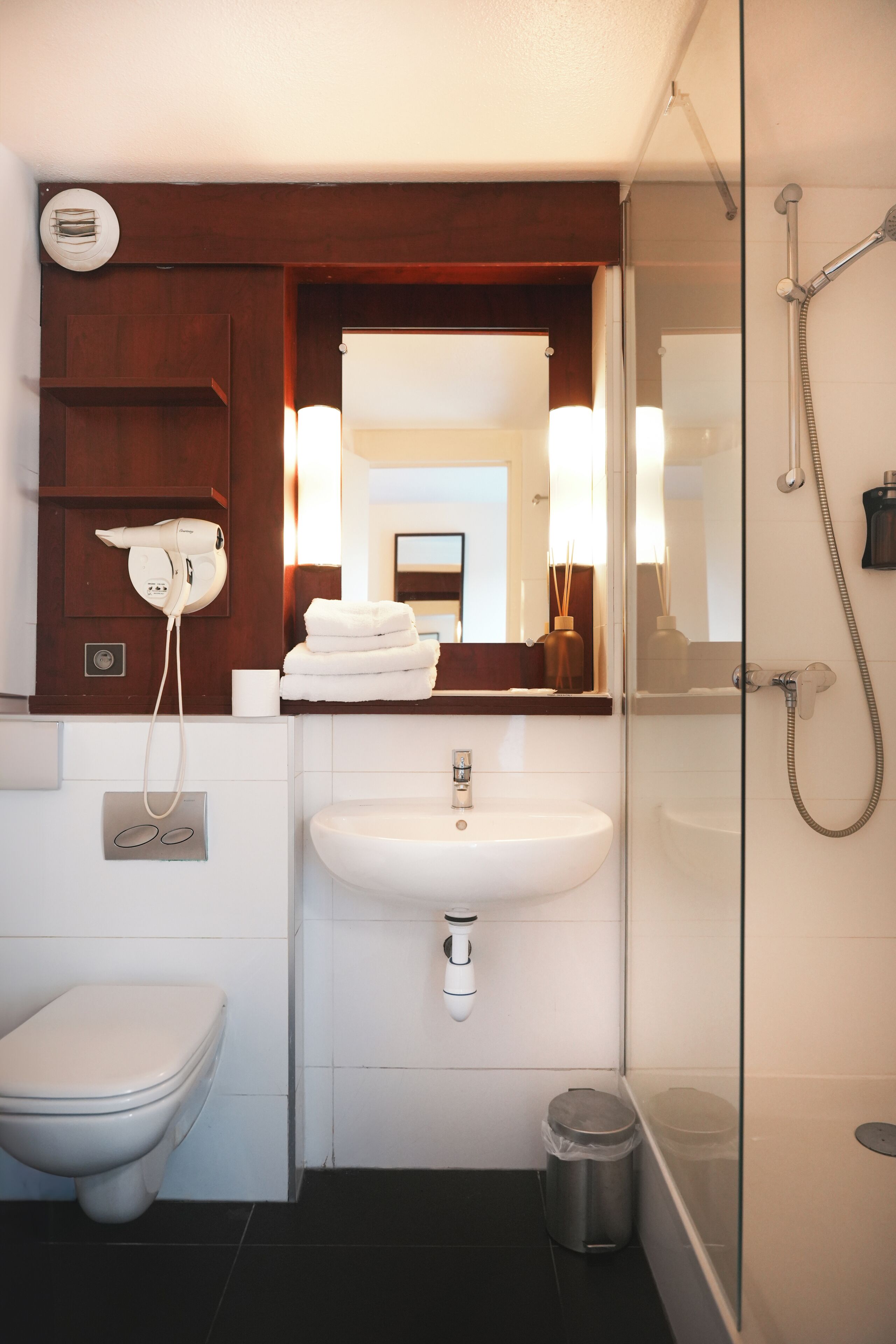 Dusch, hårtork, handdukar och tvål