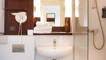 Dusch, hårtork, handdukar och tvål