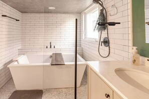 Douche, articles de toilette écologiques, sèche-cheveux, bidet