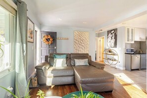 Smart TV, video games, books, music library - Cozy 2BR Millcreek Bungalow • Private Yard • Near Sugar House & Downtown (Millcreek)